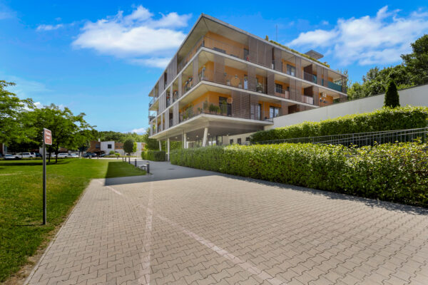 TOP ponuka - 2 izbový byt s parkovaním v Slnečniciach ! - Image 2